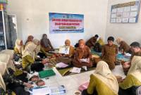 Teks foto : Supervisi layanan program KIA-Gizi dalam pengelolaan posyandu di Desa Teluk Karya. foto: MC Balangan