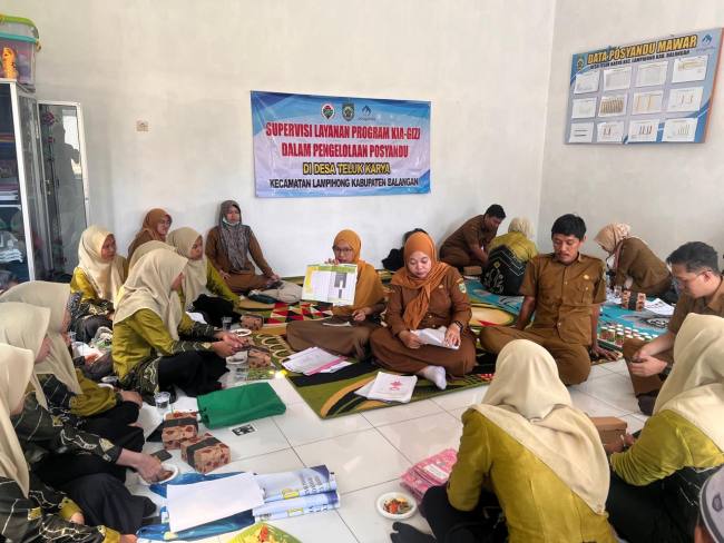Teks foto  : Supervisi layanan program KIA-Gizi dalam pengelolaan posyandu di Desa Teluk Karya. foto: MC Balangan