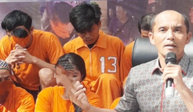 Direktur Reskrimum, Kombes Pol Frido Situmorang, dengan salah satu tersangka wanita pembunuh suam,i 