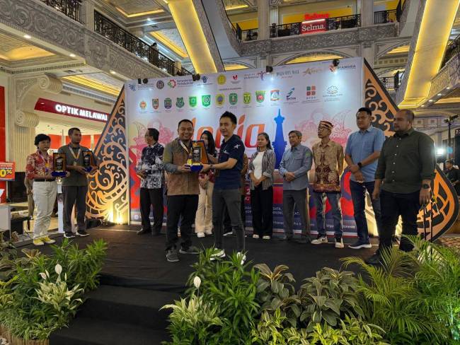 Kalsel berhasil meraih Juara 1 Stand Terbaik Inovasi dan Kreatif, serta Juara 2 Stand Terbaik secara keseluruhan. foto: MC Kalsel