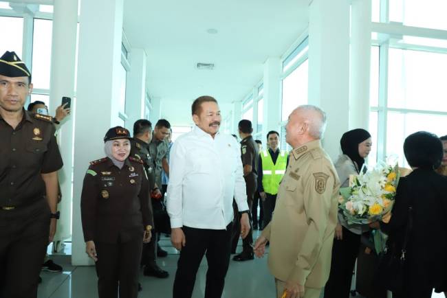 Jaksa Agung RI (Republik Indonesia), ST Burhanuddin, tiba di Kalimantan Selatan (Kalsel), Selasa (1/7/2025) sore. (SuarIndonesia/Ist)