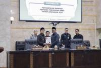 Pengesahan dilakukan dalam Rapat Paripurna yang dipimpin Wakil Ketua DPRD Kalsel, H. Kartoyo, S.M., dan dihadiri Wakil Gubernur Kalsel, Hasnuryadi Sulaiman, Selasa (1/7/2025) (SuarIndonesia/Ist)