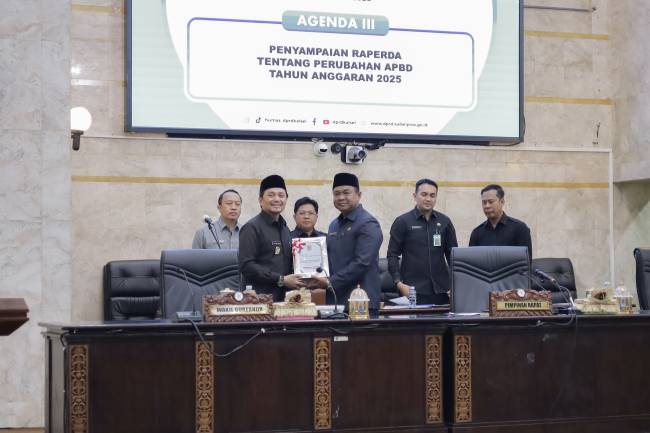 Pengesahan dilakukan dalam Rapat Paripurna yang dipimpin Wakil Ketua DPRD Kalsel, H. Kartoyo, S.M., dan dihadiri Wakil Gubernur Kalsel, Hasnuryadi Sulaiman, Selasa (1/7/2025) (SuarIndonesia/Ist)