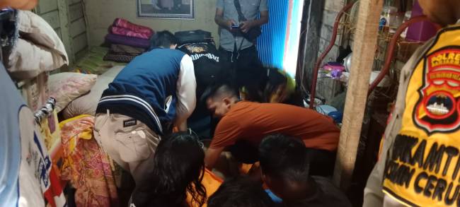 seorang duda anak dua ditemukan gantung  diri di ruang  dalam rumahnya , Rabu  (2/7/2025) pagi, sekitar pukul 09.30. SuarIndonesia/DO) WITA