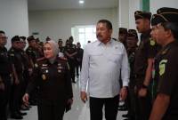 Dalam kunjungan,, Jaksa Agung didampingi Kepala Kejaksaan Tinggi Kalsel, Rina Virawati. Ini saat di Kantor Kejati di Banjarbaru, Rabu (2/7/2025) (SuarIndonesia/Ist))