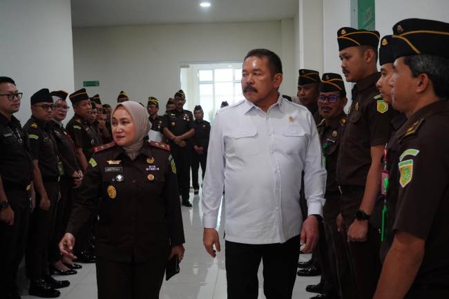 Dalam kunjungan,, Jaksa Agung didampingi Kepala Kejaksaan Tinggi Kalsel, Rina Virawati. Ini saat di Kantor Kejati di Banjarbaru, Rabu (2/7/2025) (SuarIndonesia/Ist))