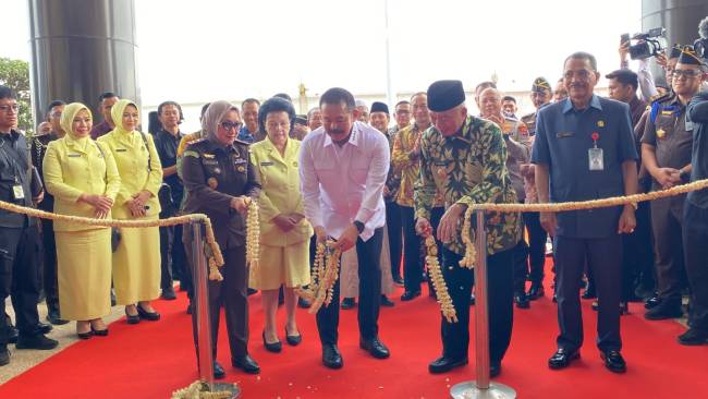 Jaksa Agung Republik Indonesia (RI), St Burhanuddin, didampingi Gubernur Kalimantan Selatan (Kalsel) H Muhidin dan Kepala Kejaksaan Tinggi (Kajari), Rina Virawati, SH, MH, resmikan gedung baru Kantor Kejati di Banjarbaru, Kamis (3/7/2025) (SuarIndonesia/Ist)