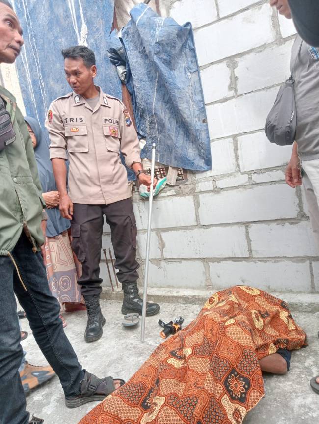 Jasad Mahyuni (50),  ditemukan tak bernyawa di Jalan Mantuil Raya RT. 03 Banjarmasin Selatan, Jum'at (4/7/2025). SuarIndonesia/DO)