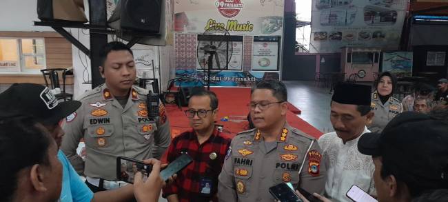 Direktur Lalu Lintas (Dirlantas) Polda Kalsel, Kombes Pol Fahri Siregar didampingi Kasat Lantas Polresta Banjarmasin, AKP Edwin Widya Dirotsaha Putra dan Ketua DPD Organda Kalsel Kalsel Edi Sucipto. (SuarIndonesia/Ist)