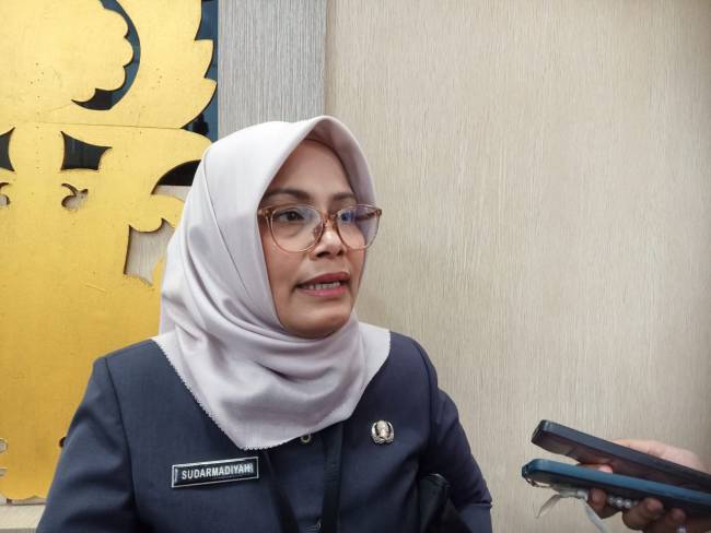 Kepala Dinas PUPR Kota Banjarmasin, Suri Sudarmadiyah saat diwawancara sejumlah awak media di Sekretariat DPRD Kota Banjarmasin