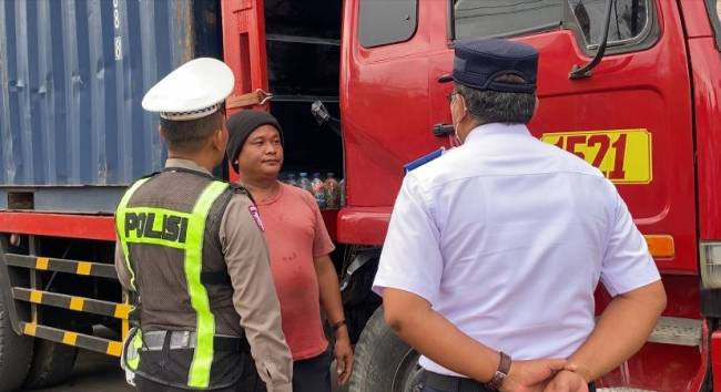Razia gabungan yang digelar Satuan Lalu Lintas (Satlantas) Polresta Banjarmasin bersama Dinas Perhubungan (Dishub) Kota Banjarmasin, Senin (7/7/2025) (SuarIndonesia/YI)