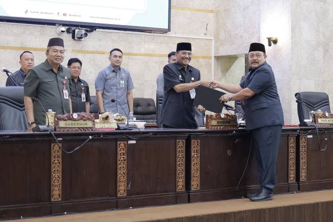 Agenda penyampaian pandangan umum fraksi-fraksi terhadap Raperda Perubahan APBD Tahun Anggaran 2025, DPRD Provinsi Kalsel menggelar Rapat Paripurna, Rabu (9/7/2025). (SuarIndonesia/Ist)