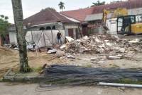 Rumah dinas permamen yang selama ini dihuni dokter dirobohkan untuk memperluas Puskesmas Cempaka Putih di Kelurahan Kuripan Banjarmasin Timur. (SuarIndonesia/ZI)