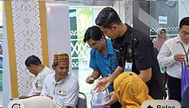 Karyawan Bank Kalsel membagikan Bubur Asyura pada peringatan 10 Muharam 1447 Hijriah di Banjarmasin, beberapa waktu lalu.