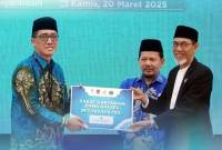 Dokumentasi-Direktur Utama Bank Kalsel Fachrudin (kiri) menyerahkan zakat sebesar Rp2,3 miliar kepada Ketua BAZNAS Provinsi Kalimantan Selatan H Irhamsyah Safari.