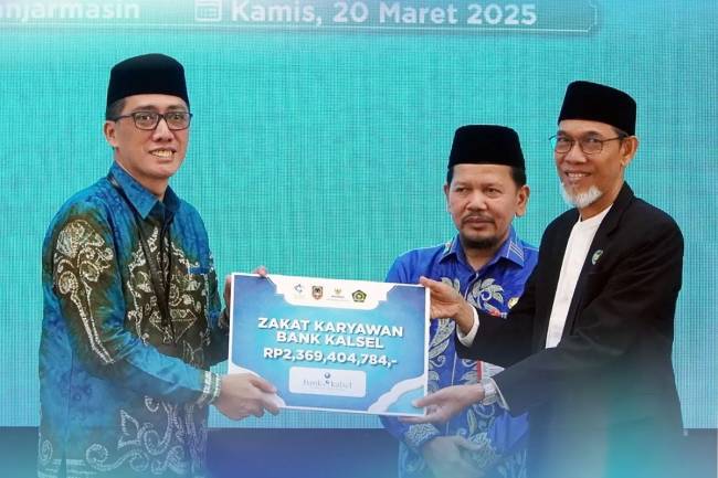 Dokumentasi-Direktur Utama Bank Kalsel Fachrudin (kiri) menyerahkan zakat sebesar Rp2,3 miliar kepada Ketua BAZNAS Provinsi Kalimantan Selatan H Irhamsyah Safari.