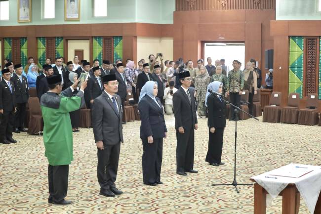 KOMISARIS BARU - Pelantikan Empat Komisaris Utama H Subhan Nor Yaumil Komisaris Utama Non Independen, Riza Aulia Komisaris Independen, Hj Karmila Muhidin, Komisaris Non Independen Widya Ais Sahla, Komisaris Independen pada Prosesi pelantikan dan pengambilan sumpah jabatan oleh Gubernur Kalimantan Selatan, H Muhidin, di Gedung Idham Chalid Banjarbaru.