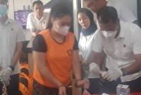 Salah satu tersangka perempuan berinisial HN,, diminta maju melihat pengecekan keaslian barang bukti yang hendak dimusnahkan, Rabu (16/7/2025). (SuarIndonesia/ZI)