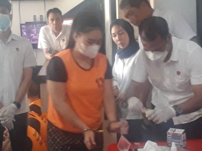 Salah satu tersangka perempuan berinisial HN,, diminta maju melihat pengecekan keaslian barang bukti yang hendak dimusnahkan, Rabu (16/7/2025). (SuarIndonesia/ZI)
