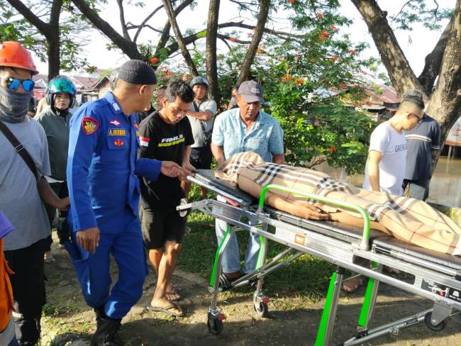 temuan mayat mengapung di Sungai Landas, yang berada di Jalan Jafri Zam-Zam Banjarmasin Barat, Kamis (17/7/2025) pagi. (SuarIndonesia/DO)