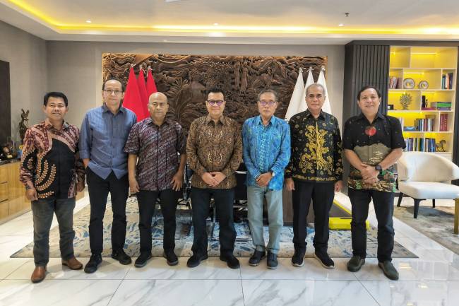 Audiensi, tutrut hadir mendampingi Atal S. Depari dari unsur Organizing Committee (OC) adalah Muhammad Nasir, Kadirah, M. Sarwani, dan Mercys Charles Loho. Sementara Wamenkomdigi Nezar Patria didampingi oleh Maroli J. Indarto, Direktur Kemitraan Komunikasi Lembaga dan Kehumasan, Ditjen Komunikasi Publik dan Media Kementerian Komdigi.. (SuarIndonesia/Ist)