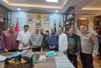 Kadiv Humas Polri Irjen Pol Shandi Nugroho menerima kunjungan jajaran Panitia Pengarah (Steering Committee/SC) dan Panitia Pelaksana (Organizing Committee/OC) dari Kongres Persatuan PWI yang terdiri dari Zulkifli Gani Ottoh, Totok Suryanto, Marthen Selamet Susanto, Raja Parlindungan Pane, Tb Adhi, Musrifah dan Herwan Pebriansyah. (SuarIndonesia/Ist)