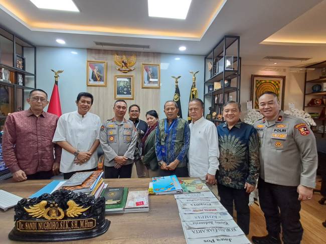Kadiv Humas Polri Irjen Pol Shandi Nugroho menerima kunjungan jajaran Panitia Pengarah (Steering Committee/SC) dan Panitia Pelaksana (Organizing Committee/OC) dari Kongres Persatuan PWI yang terdiri dari Zulkifli Gani Ottoh, Totok Suryanto, Marthen Selamet Susanto, Raja Parlindungan Pane, Tb Adhi, Musrifah dan Herwan Pebriansyah. (SuarIndonesia/Ist)