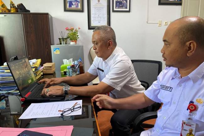 Kepala Dinas Pemberdayaan Masyarakat dan Desa (PMD) Provinsi Kalsel, Faried Fakhmansyah didampingi Kepala Dinas Koperasi dan UKM Kalsel, Gusti Yanuar Noor Rifai (SuarIndonesia/Adv)