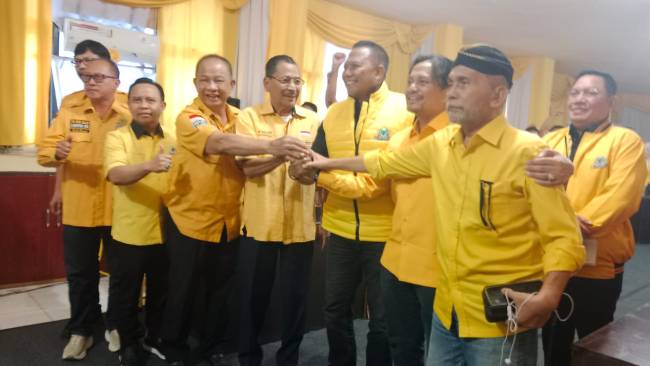 Sepakat untuk bersatu bersama berkarya demi kemajuan Golkar dan Banua. Bambang, menegaskan komitmennya untuk mendukung kepemimpinan Hasnuriyadi, di Banjarmasin Selasa (22/7/2025) (SuarIndonesia/HM)