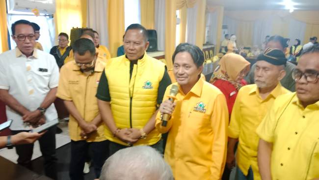 Hasnuryadi didampingi Bambang Heri Purnama dan H Supian HK serta penguirus lainya, Selasa (22/7/2025) SuarIndonesia/ HM)