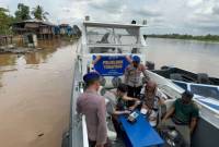 Pelayanan kesehatan menggunakan armada Perahu Motor mendatangi Pemukiman warga dilakukan oleh Satpol Airud Polres HSU bekerjasama dengan Puskesmas Paminggir,. (SuarIndonesia/Ist)