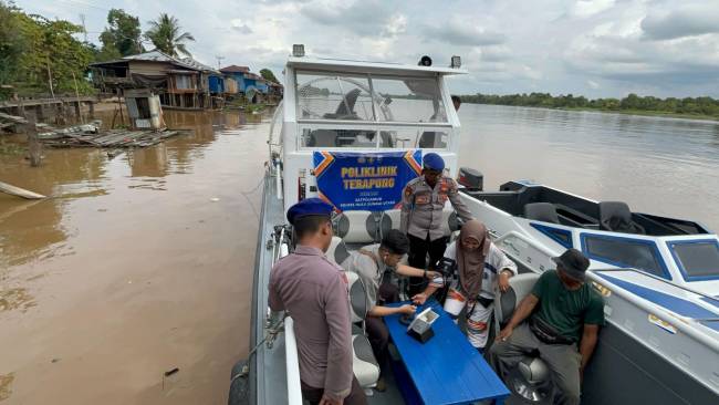 Pelayanan kesehatan menggunakan armada Perahu Motor mendatangi Pemukiman warga dilakukan oleh Satpol Airud Polres HSU bekerjasama dengan Puskesmas Paminggir,. (SuarIndonesia/Ist)