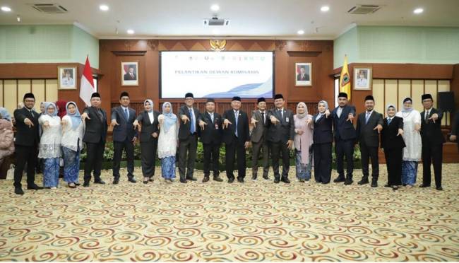 FOTO BERSAMA-Foto bersama direktur utama Bank Kalsel Fahrudin dan komisaris lama dan komisaris baru Bank Kalsel