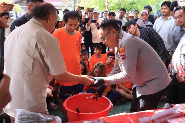 Kombes Pol Cuncun Kurniadi didampangi Kasat Res Narkoba Kompol, Syuaib Abdullah, musnhkan narkotika, Kamis (24/7/2025) (
(SuarIndonesia/YI)