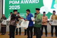 Bupati Balangan, Abdul Hadi menerima penghargaan dari Perkumpulan Guru Madrasah (PGM) Indonesia dalam ajang PGM Award 2025. (SuarIndonesia/Adv)