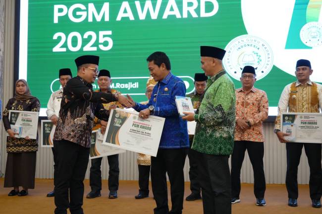Bupati Balangan, Abdul Hadi menerima penghargaan dari Perkumpulan Guru Madrasah (PGM) Indonesia dalam ajang PGM Award 2025. (SuarIndonesia/Adv)