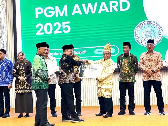 Gubernur Kalsel melalui Asisten Perekonomian dan Pembangunan menerima penghargaan dari Kementerian Agama. (SuarIndonesia/Adv)