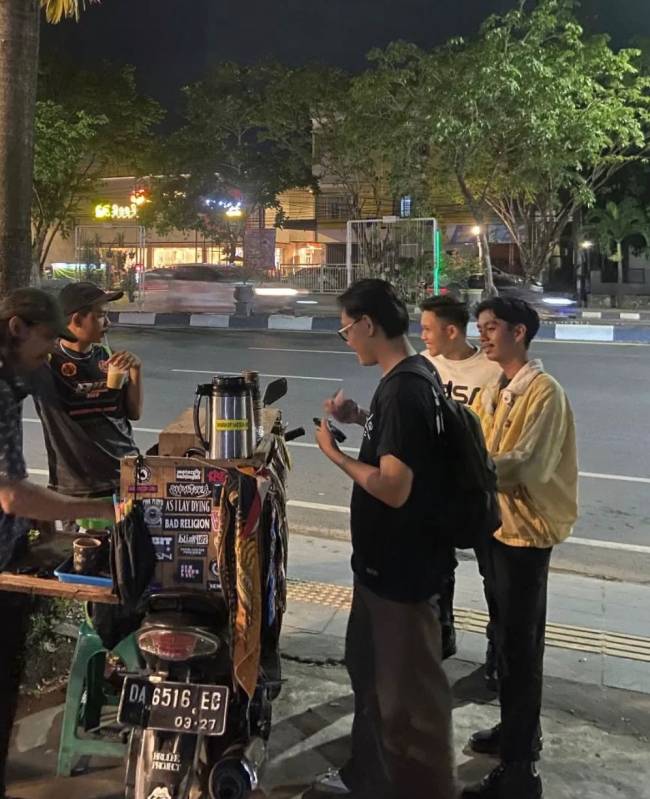 Lokasi mangkal Faturrakhman jualan kopi  di pinggir Jalan A. Yani Km 5, persisnya samping Hero Supermarket. (SuarIndonesia/Ist)