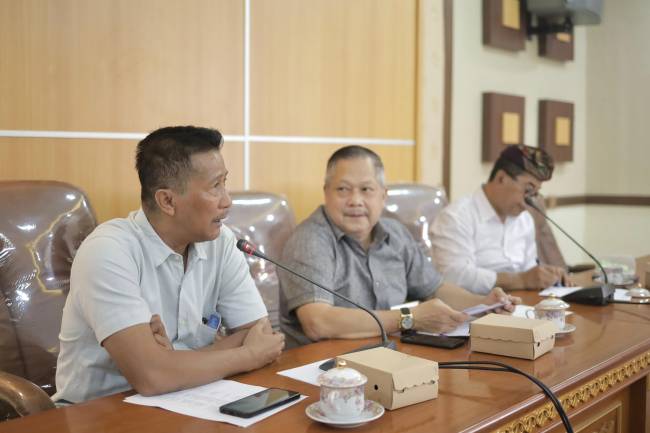 Wakil Ketua Komisi IV DPRD (Kalsel), H. Gusti Iskandar Sukma Alamsyah. (tengah). (SuarIndonesia/Ist)