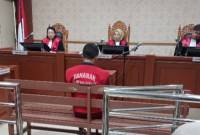 Terdakwa Saman (40) duduk di kursi Pengadilan Negeri Banjarmasin (SuarIndonesia/Ist)

Akibatini pula, ia berakhir dituntut 10 bulan penjara oleh Jaksa Penuntut Umum (JPU), Ricky Sar Maruli Tua Purba SH dari Kejari Banjarmasin,  di sidang  Pengadilan Negeri (PN) Banjarmasin, pada Senin, (28/7/2025).