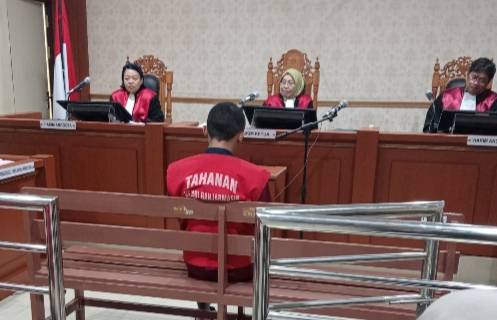Terdakwa Saman (40) duduk di kursi Pengadilan Negeri Banjarmasin (SuarIndonesia/Ist)

Akibatini pula, ia berakhir dituntut 10 bulan penjara oleh Jaksa Penuntut Umum (JPU), Ricky Sar Maruli Tua Purba SH dari Kejari Banjarmasin,  di sidang  Pengadilan Negeri (PN) Banjarmasin, pada Senin, (28/7/2025).