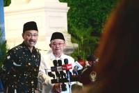 Menteri Sosial (Mensos) Saifullah Yusuf (kiri) bersama Menteri Pendidikan Dasar dan Menengah Abdul Mu'ti (kanan) menjawab pertanyaan wartawan saat jumpa pers di Istana Kepresidenan RI, Jakarta, Selasa (29/7/2025) setelah keduanya menghadiri rapat terbatas Sekolah Rakyat yang dipimpin oleh Presiden Prabowo Subianto. (ANTARA/HO-BPMI Sekretariat Presiden)