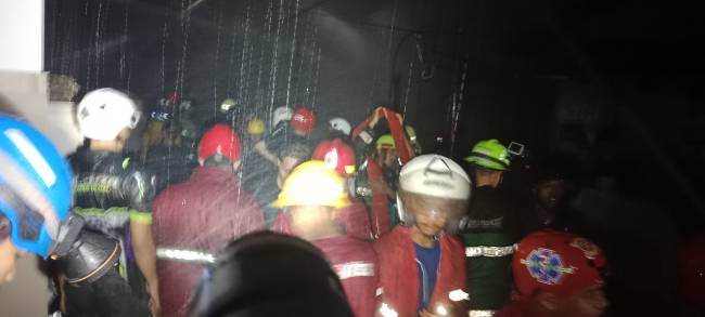 Kebakaran di Jalan Sungai Mia Dalam Gang Haji Arun RT 7 RW 01 Banjarmasin Utara,, Selasa 29/7/2025) malam. (SuarIndonesia/DO)
