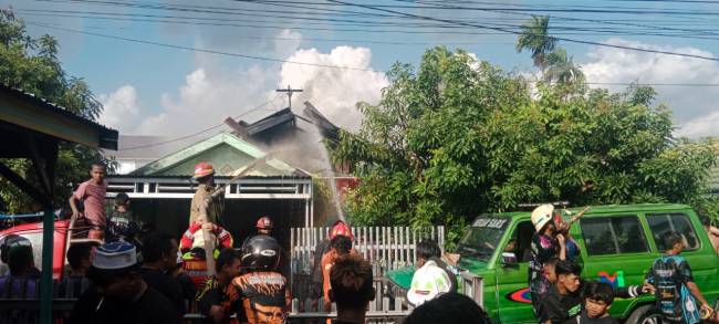 Kebakaran di Komplek Wildan RT 02 Banjarmasin Barat , Rabu (30/7/2025). (SuarIndonesia/DO)