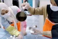 Petugas Unit Pelaksana Teknis Daerah Balai Penerapan Mutu Hasil Perikanan (UPTD BPMHP) Dinas Kalautan dan Perikanan Provinsi Kalimantan Selatan melakukan ekstraksi albumin dari ikan patin dan kembung di Banjarbaru, beberapa waktu lalu. (ANTARA/HO-DKP Kalsel)