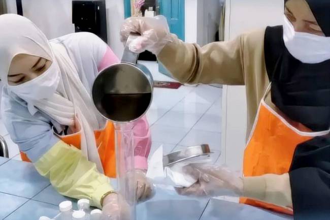 Petugas Unit Pelaksana Teknis Daerah Balai Penerapan Mutu Hasil Perikanan (UPTD BPMHP) Dinas Kalautan dan Perikanan Provinsi Kalimantan Selatan melakukan ekstraksi albumin dari ikan patin dan kembung di Banjarbaru, beberapa waktu lalu. (ANTARA/HO-DKP Kalsel)