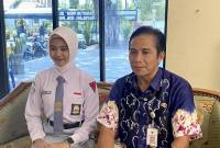 Alvina Dhiya Kamila Faradisa (kiri) didampingi Kepala Sekolah SMAN 1 Rantau Muhammad Farid Amrullah (kanan) saat wawancara di Rantau, Kabupaten Tapin, Jumat (4/7/2025). (ANTARA/M Rastaferian Pasya)