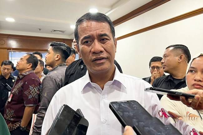 Menteri Pertanian (Mentan) Andi Amran Sulaiman menjawab pertanyaan awak media ditemui seusai menghadiri Rapat Tindak Lanjut Arahan Presiden Terkait Manipulasi Harga Beras dan Beras Oplosan di Kantor Kementerian Koordinator Bidang Pangan (Kemenko Pangan) Jakarta, Jumat (25/7/2025). (ANTARA/Harianto)