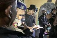 Petugas saat mengamankan anak buaya yang ditemukan warga di Sungai Kuin, Banjarmasin Utara, Banjarmasin, Kalimantan Selatan, Jumat (4/7/2025) malam. (ANTARA/HO-Polairud Polresta Banjarmasin)