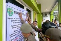 Penyegelan dilakukan Satpol PP Kaltim di kantor perwakilan Maxim atas pelanggaran ketentuan tarif yang ditetapkan pemerintah provinsi di Smarinda, Kamis (31/7/2025). (ANTARA/Ahmad Rifandi)